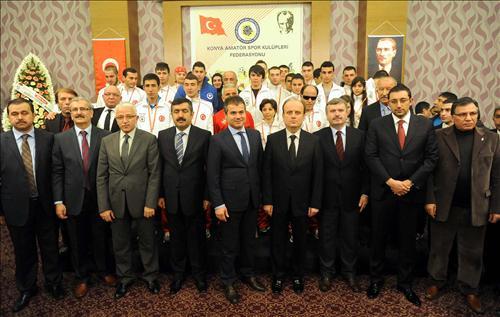 Gençlik ve Spor Bakanımız Sayın Suat KILIÇ' tan Sporcumuz Hatice COŞKUN' a Plaket